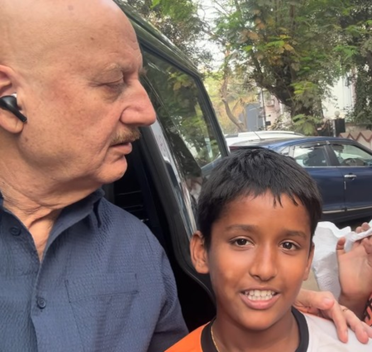 Anupam Khers Heartwarming Encounter with Children Goes Viral Anupam Khers Heartwarming Encounter with Children Goes Viral