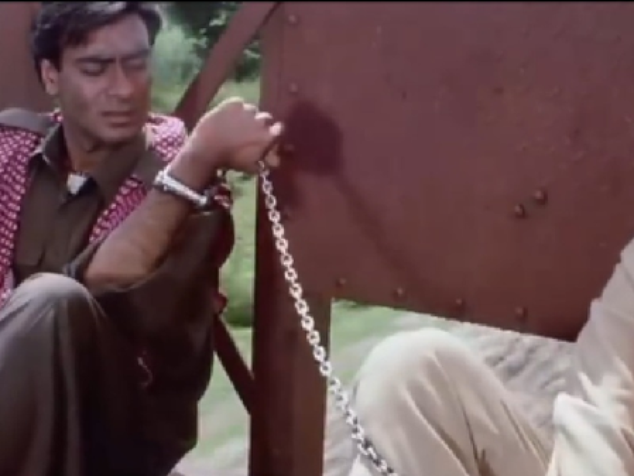 Behind the Scenes of Kachche Dhaage: A Look at Its Filming in Haunted Kuldhara