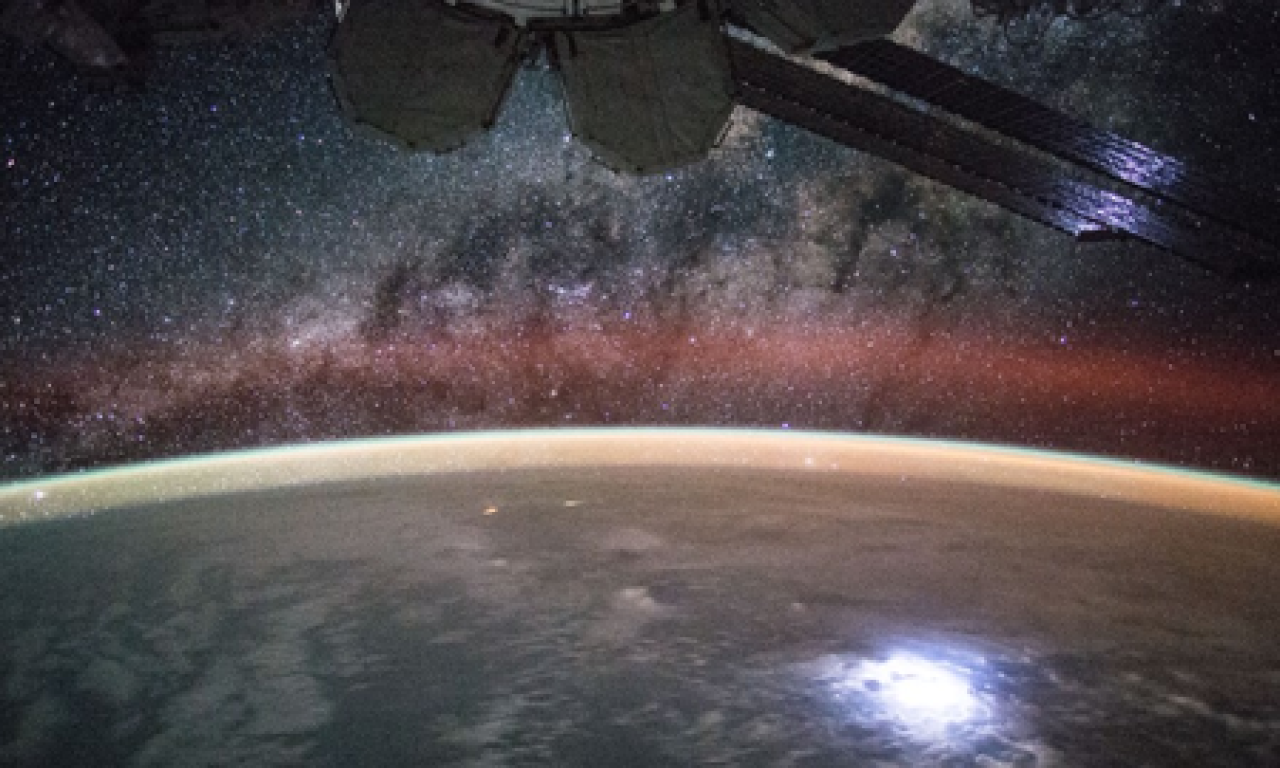 Earths Stunning Airglow Visible from Space: Insights from Scientists Earths Stunning Airglow Visible from Space: Insights from Scientists
